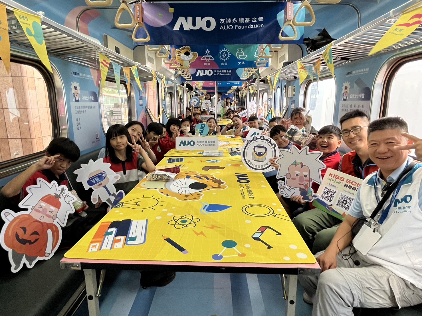 人生就是搏永續基金會參與「臺灣科普環島列車」，設計基礎科學車廂課程，以「淨零碳排和永續能源」為主題，讓學生透過創意實驗認識淨零知識，以及思考生活中的減碳行為